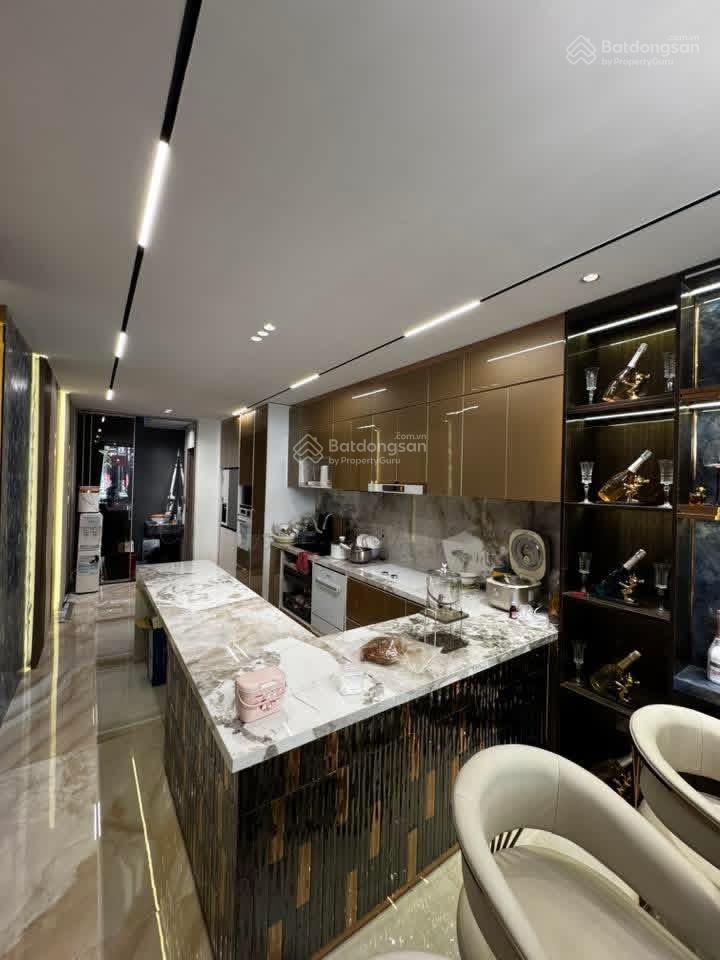 Định cư nước ngoài , chính chủ bán nhà mặt tiền vừa xây xong