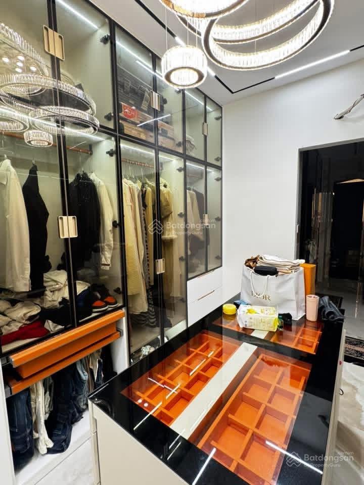 Định cư nước ngoài , chính chủ bán nhà mặt tiền vừa xây xong