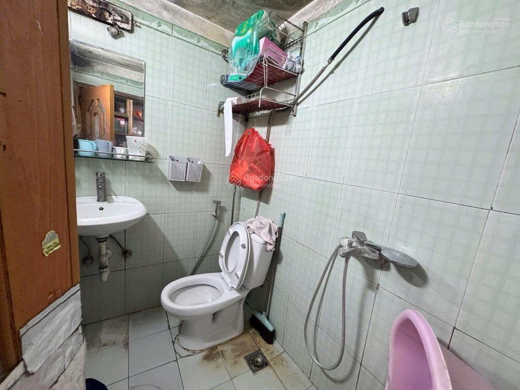 Tt bách khoa, mặt phố tạ quang bửu, ô tô đỗ chân cầu thang