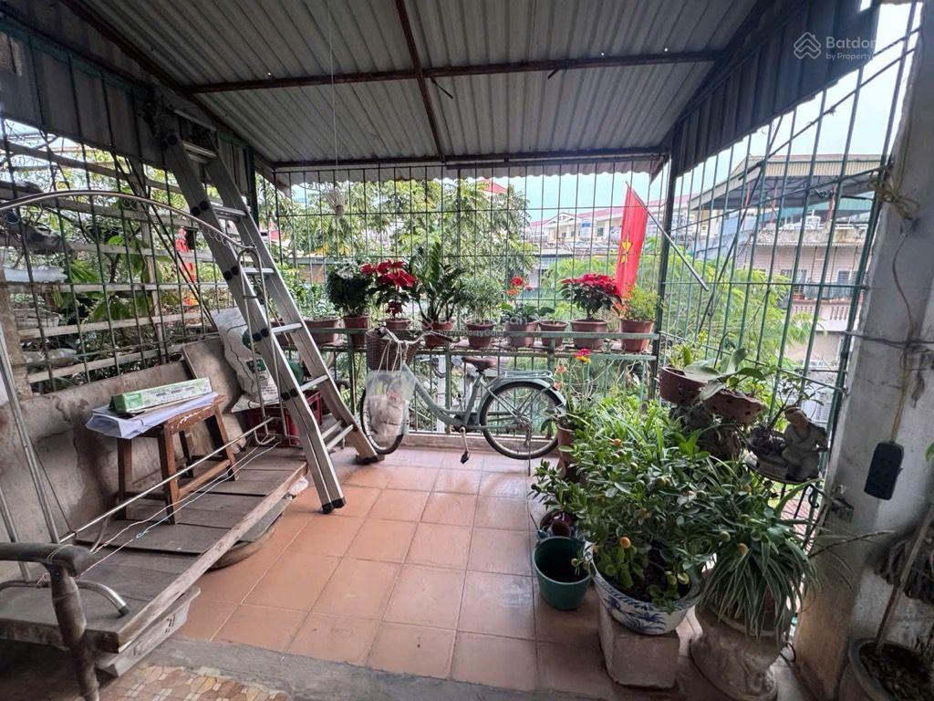 Tt bách khoa, mặt phố tạ quang bửu, ô tô đỗ chân cầu thang