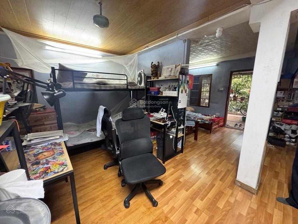 Tt bách khoa, mặt phố tạ quang bửu, ô tô đỗ chân cầu thang