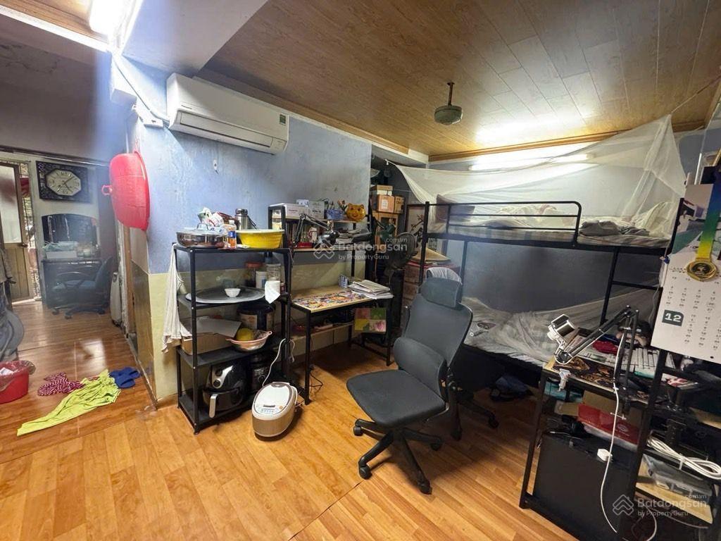 Tt bách khoa, mặt phố tạ quang bửu, ô tô đỗ chân cầu thang