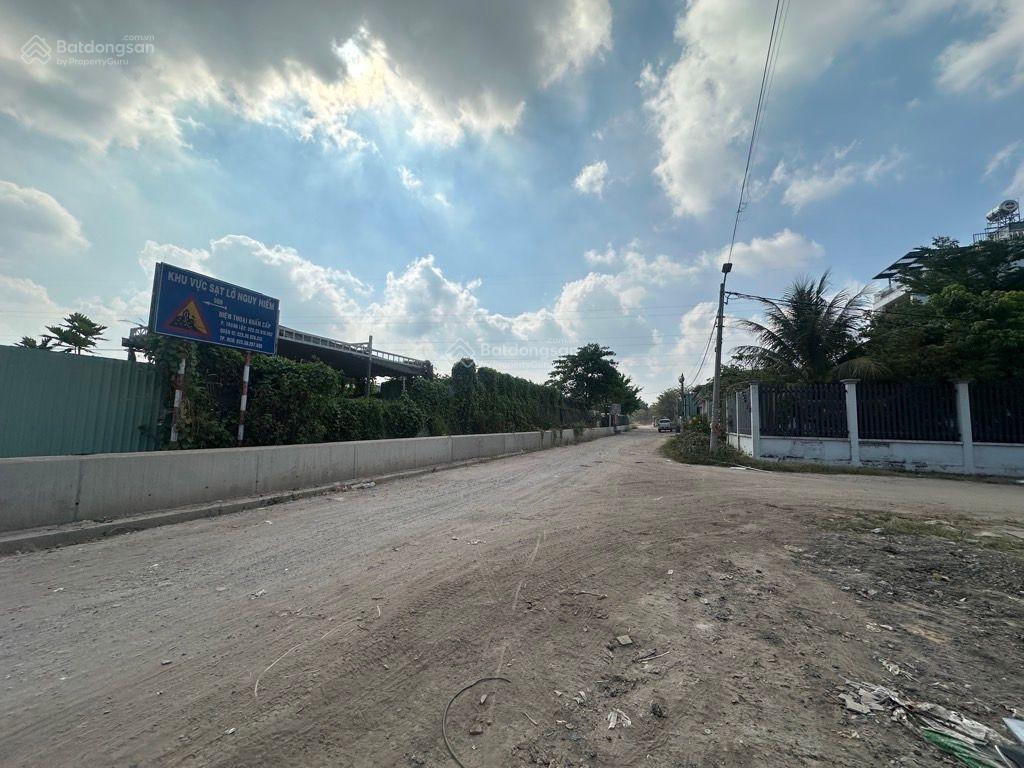 Đất mặt tiền thạnh lộc view sông ngang 6.2m hiếm 215m