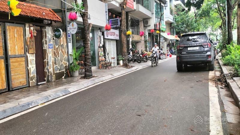 Bán nhà mới phố nhật chiêu, đường ô tô thông, tặng nội thất, đi bộ hồ tây