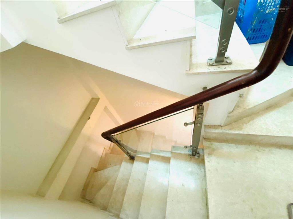 Bán nhà ngô gia tư quận 10  28m2 4 tầng mới đẹp ở ngay 3pn.