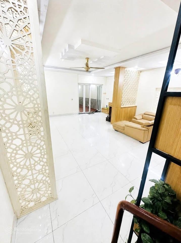 Nhà 2 tầng mặt tiền đường lớn (107m nở hậu) sân đậu 2 ô tô 7 chỗ kết nối phạm văn đồng 8.5 tỷ