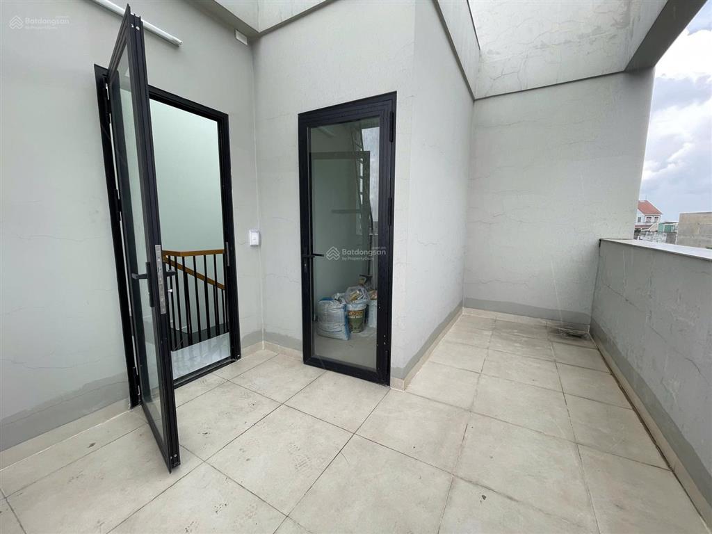 Nhà góc 2 mặt tiền (104.6m) mới 3 tầng 3pn 5wc cách nguyễn duy trinh 50m long trường q9  6.x tỷ