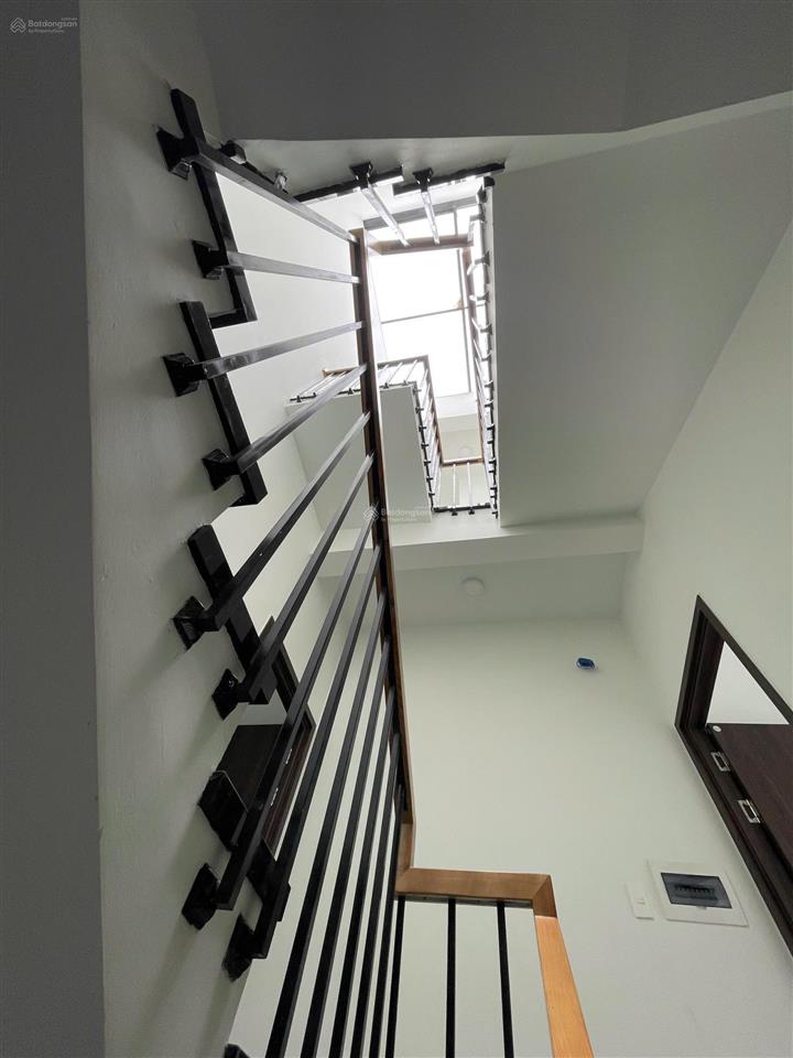 Nhà góc 2 mặt tiền (104.6m) mới 3 tầng 3pn 5wc cách nguyễn duy trinh 50m long trường q9  6.x tỷ