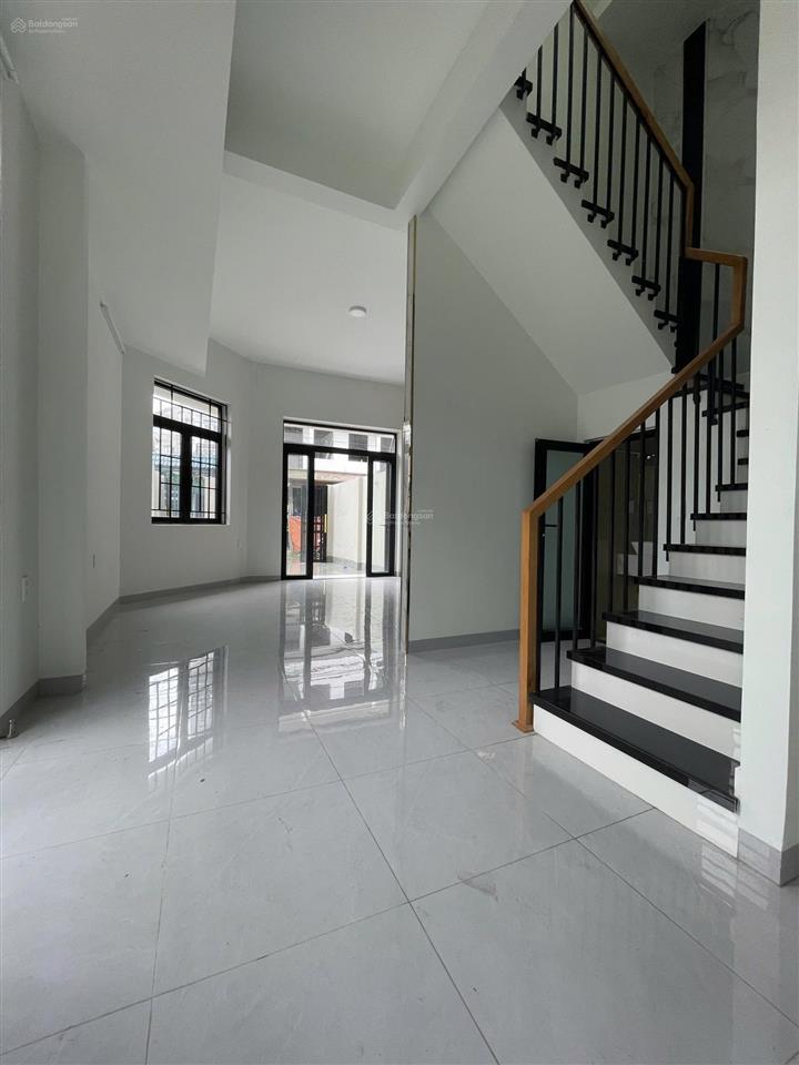 Nhà góc 2 mặt tiền (104.6m) mới 3 tầng 3pn 5wc cách nguyễn duy trinh 50m long trường q9  6.x tỷ