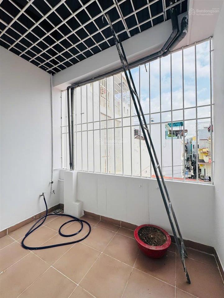 Nhà thiên lôi, chợ đôn, ngõ nông, sân cổng