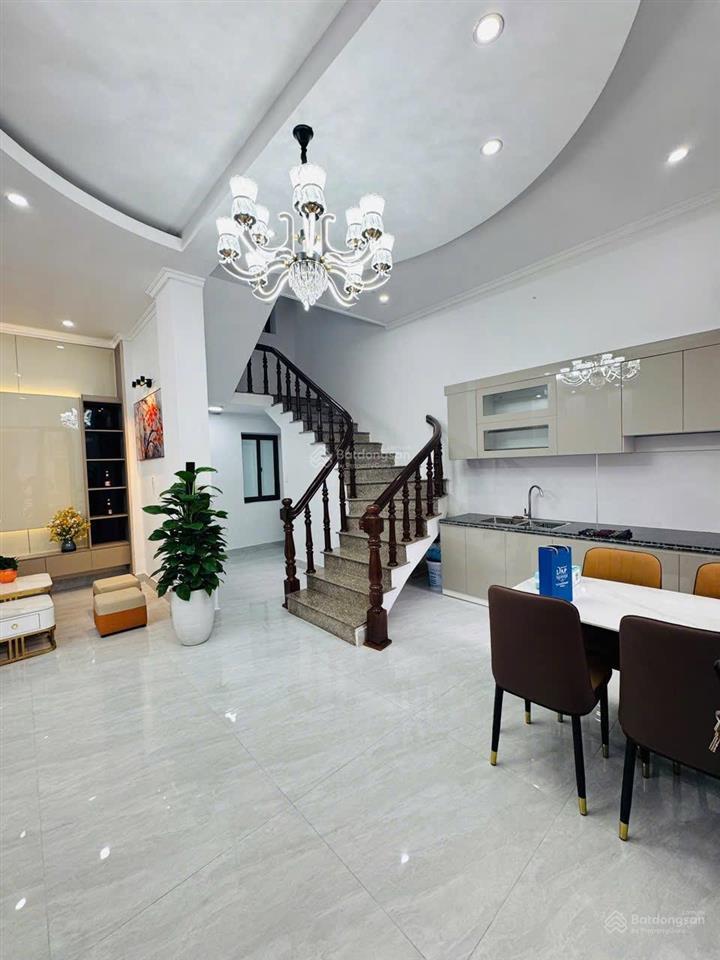 Nhà thiên lôi, chợ đôn, ngõ nông, sân cổng