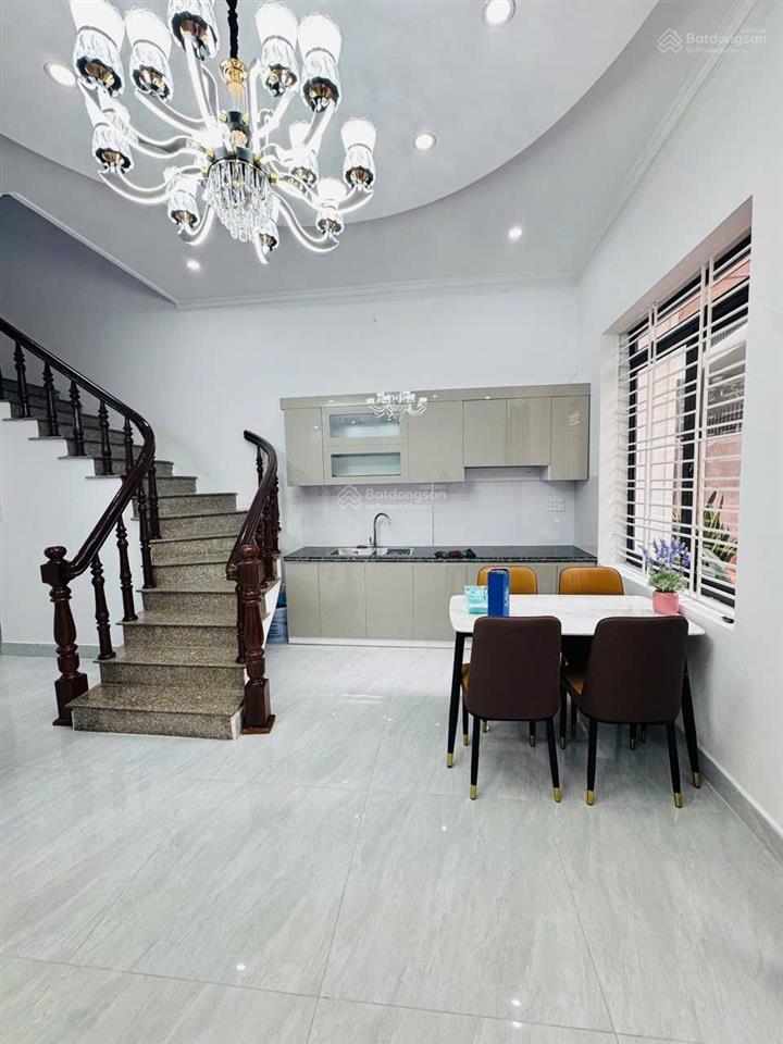 Nhà thiên lôi, chợ đôn, ngõ nông, sân cổng