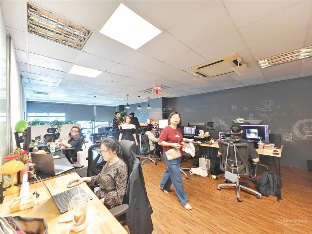 Cho thuê văn phòng ngoại giao đoàn 600m2 chia sẵn phòng có chia nhỏ theo yêu cầu full nội thất