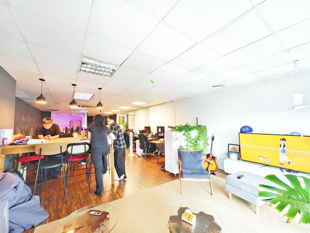 Cho thuê văn phòng ngoại giao đoàn 600m2 chia sẵn phòng có chia nhỏ theo yêu cầu full nội thất