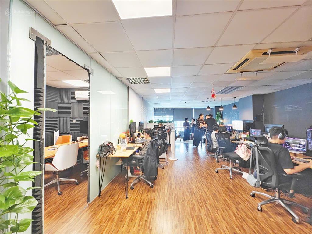 Cho thuê văn phòng ngoại giao đoàn 600m2 chia sẵn phòng có chia nhỏ theo yêu cầu full nội thất