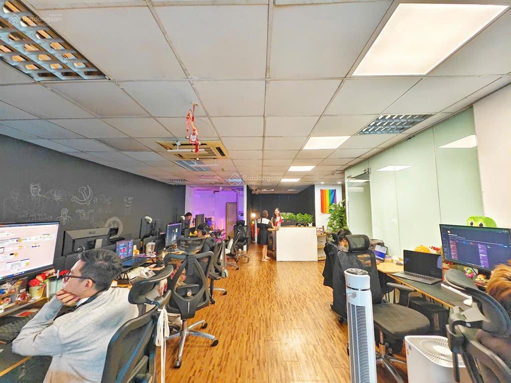 Cho thuê văn phòng ngoại giao đoàn 600m2 chia sẵn phòng có chia nhỏ theo yêu cầu full nội thất