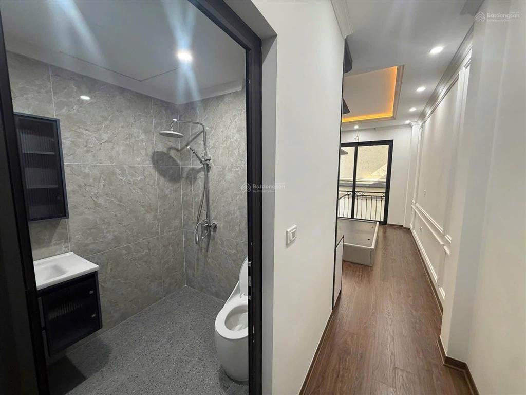 Cho thuê nhà 5 tầng thang máy ngõ 123 võ chí công, giá 19tr, nhà mới