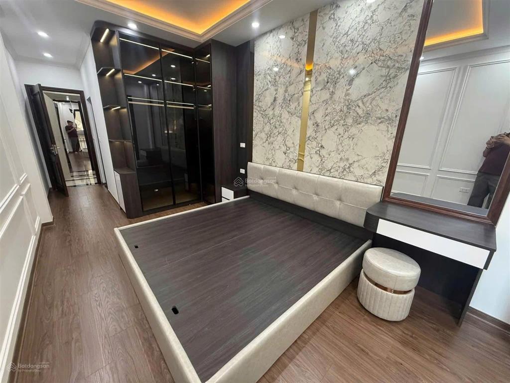 Cho thuê nhà 5 tầng thang máy ngõ 123 võ chí công, giá 19tr, nhà mới