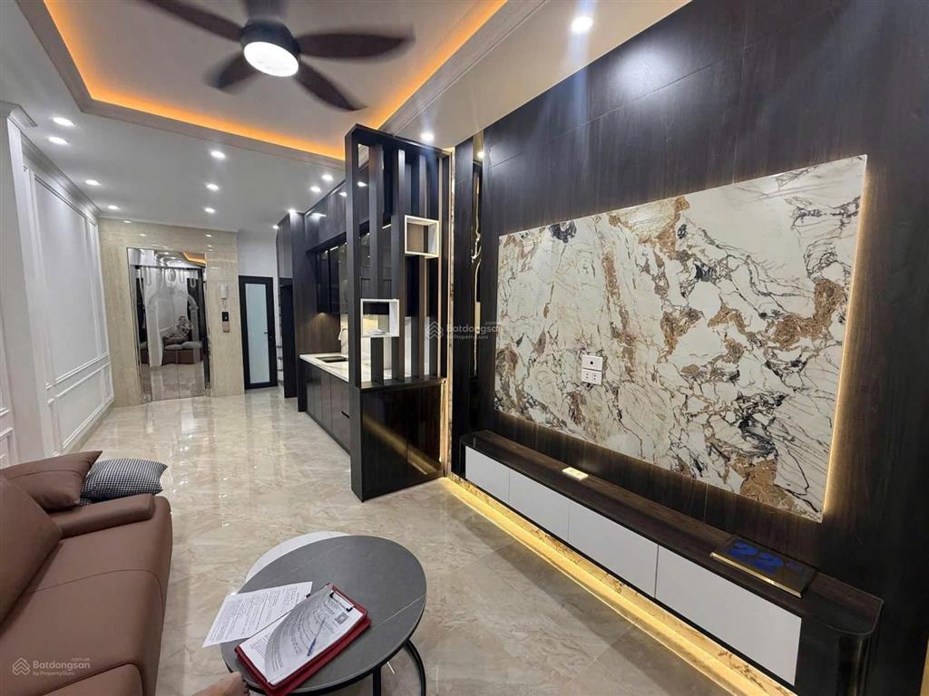 Cho thuê nhà 5 tầng thang máy ngõ 123 võ chí công, giá 19tr, nhà mới