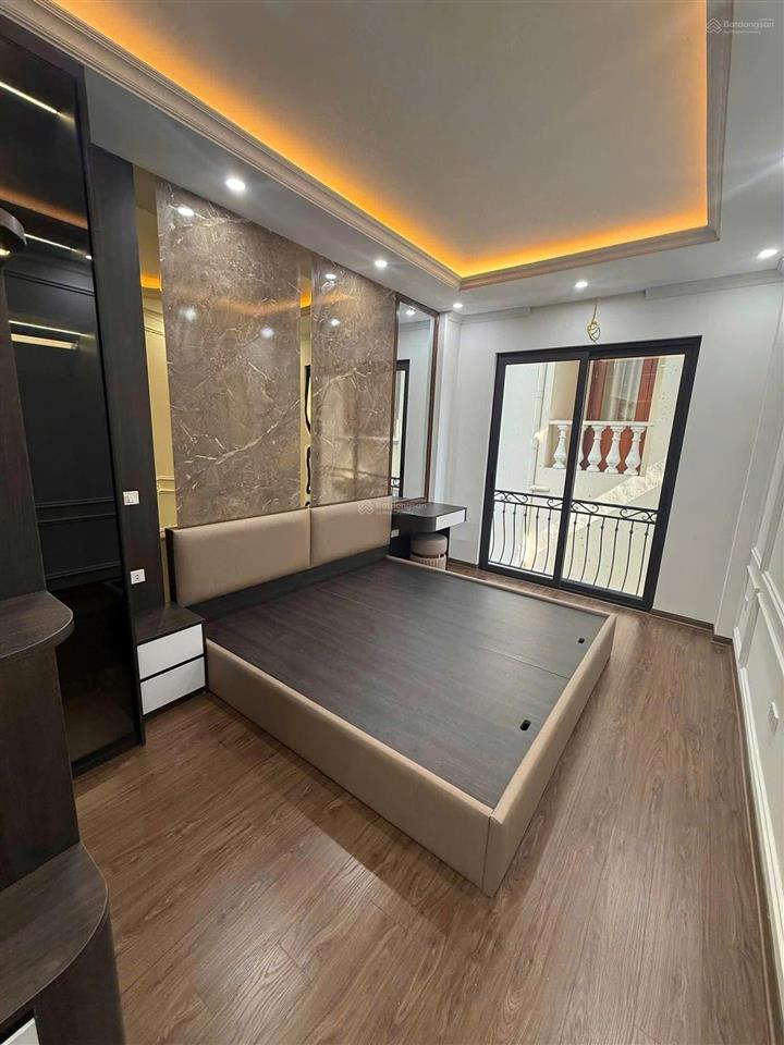 Cho thuê nhà 5 tầng thang máy ngõ 123 võ chí công, giá 19tr, nhà mới