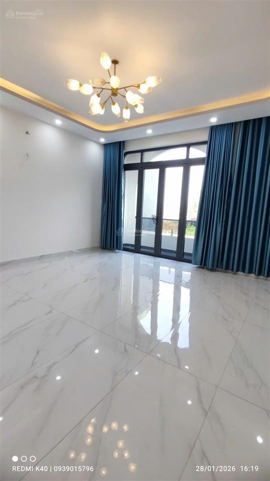 Bán căn nhà mới xây  giáp vinhomes hóc môn tphcm