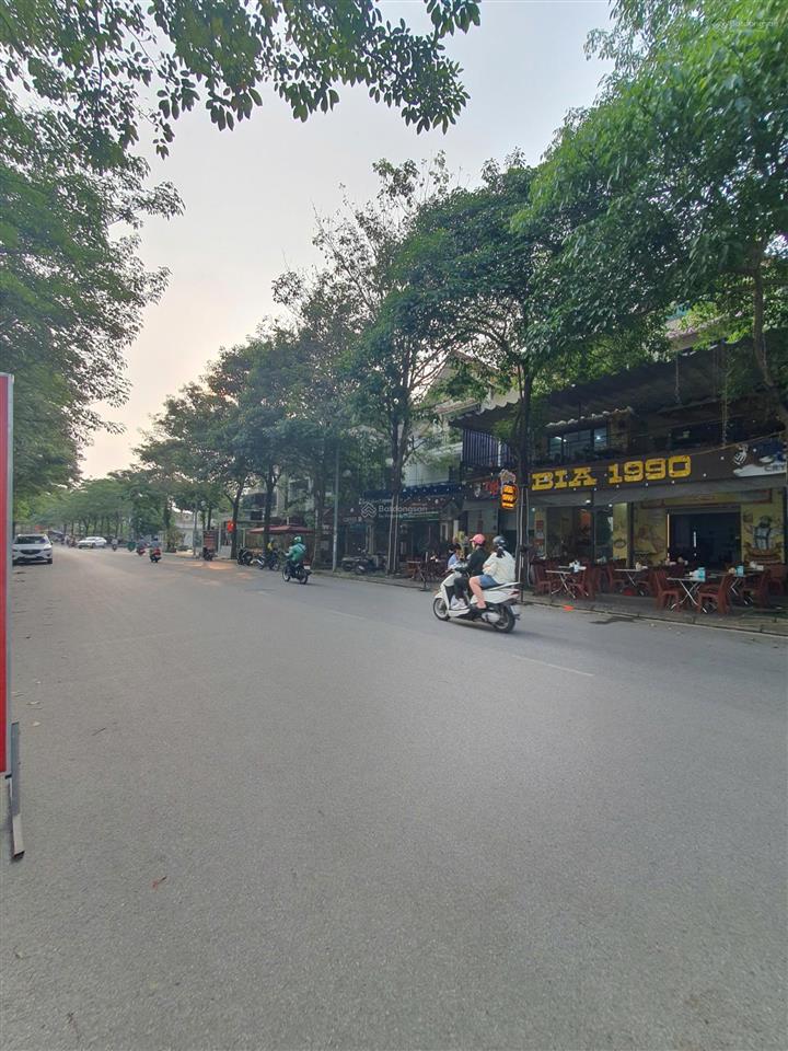 Siêu hiếm  cần bán biệt thự mặt hồ 240m2  tp giao lưu  sđcc  3 tầng 1 tum   0982 445 ***