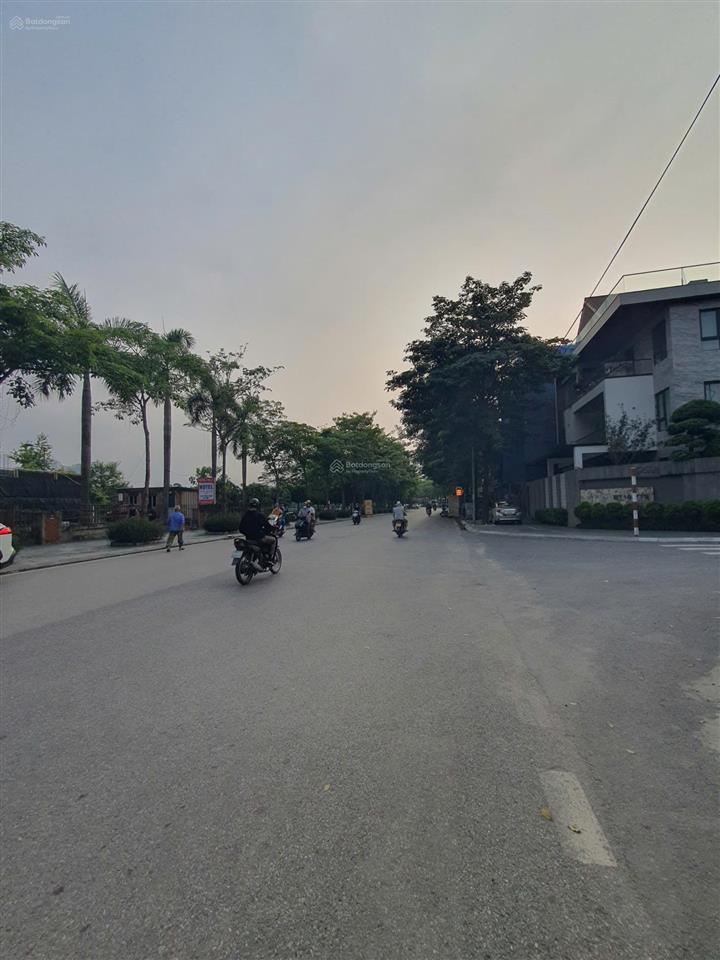 Siêu hiếm  cần bán biệt thự mặt hồ 240m2  tp giao lưu  sđcc  3 tầng 1 tum   0982 445 ***