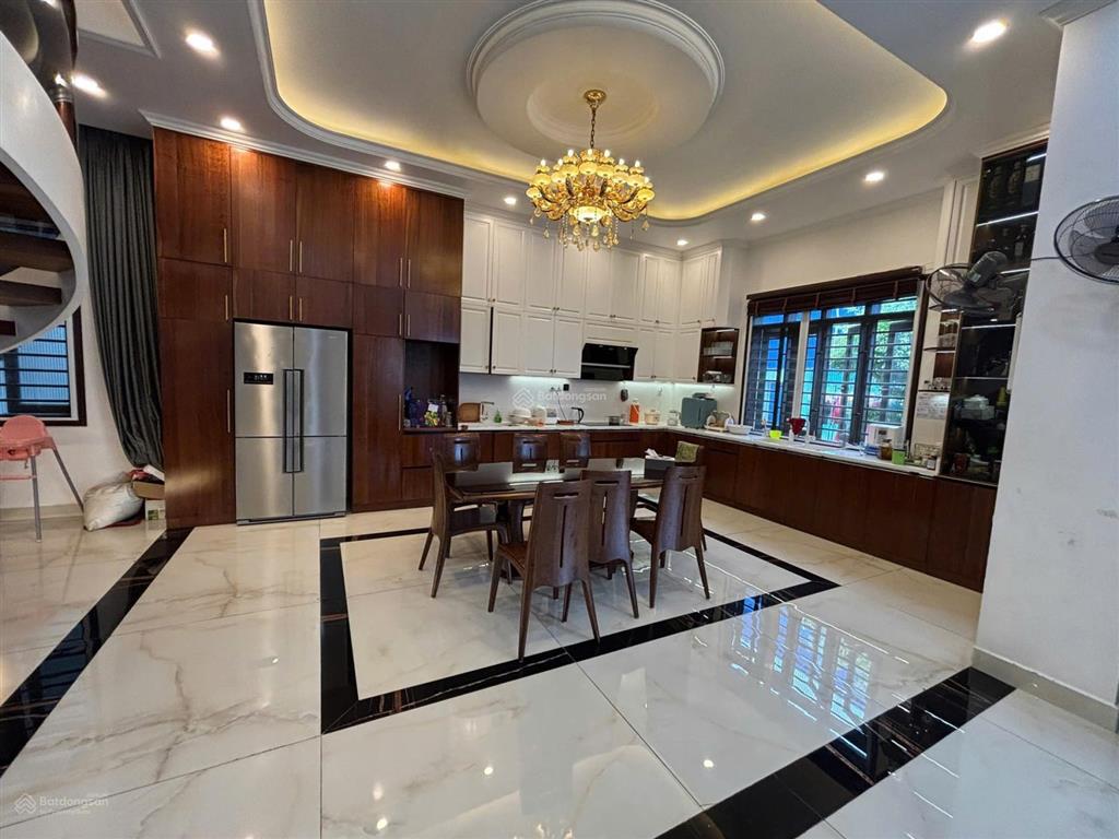 Định cư cần bán nhà bàu cát, dt  7mx20m,kc  hầm + 7 tầng + thang máy, dtsd  450m2, giá  25.9 tỉ