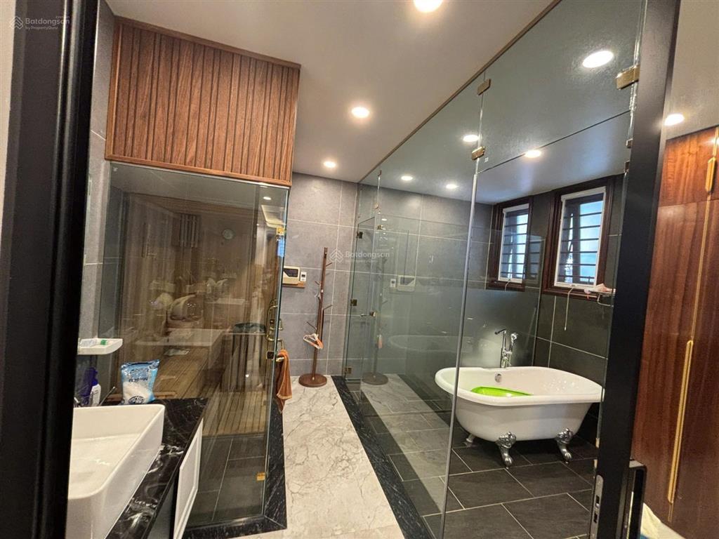 Định cư cần bán nhà bàu cát, dt  7mx20m,kc  hầm + 7 tầng + thang máy, dtsd  450m2, giá  25.9 tỉ