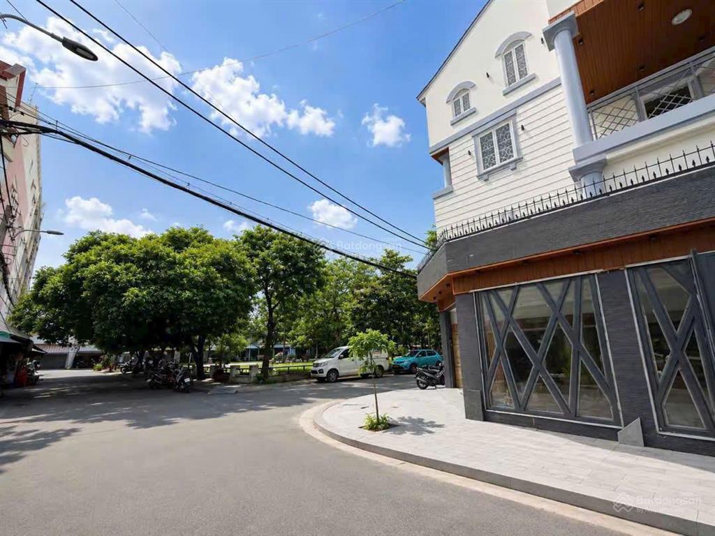 Giá tốt & khan hiếm bán nhà góc 2mt hoa lan,dt  10mx18m( 164m2 ) 4 tầng + thang máy, giá  52 tỷ