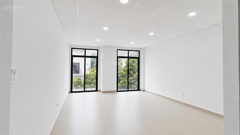 Cho thuê cặp shophouse đập thông 120m đối diện chung cư giá 75 triệu