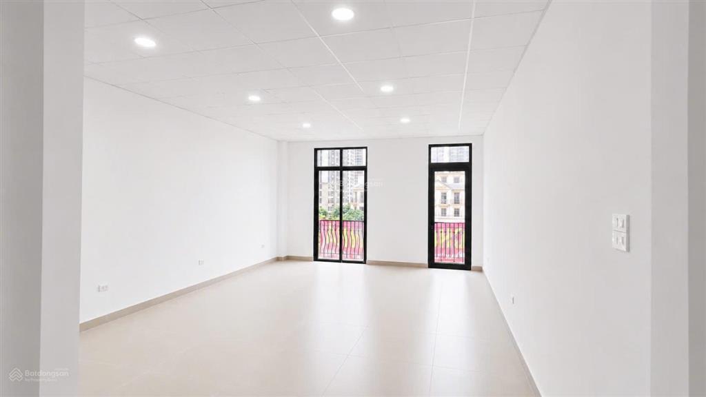 Cho thuê cặp shophouse đập thông 120m đối diện chung cư giá 75 triệu