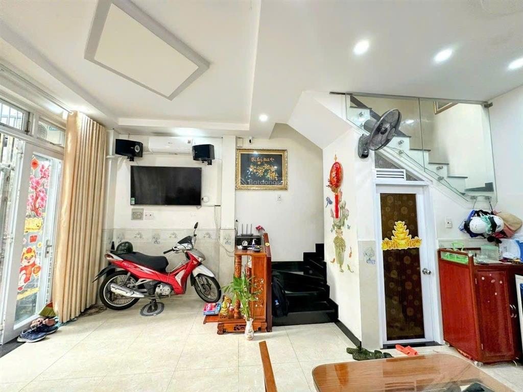 Chính chủ gửi bán nhà ngang 6.5m hiếm có 3 tầng st đường 21 p8 gò vấp hẻm ô tô sát quang trung