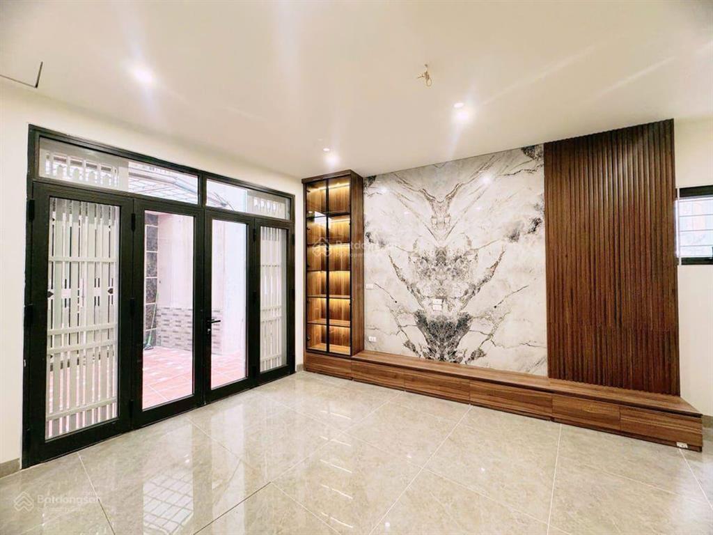 Bán nhanh nhà lò đúc thang máy  diện tích 42m2  20m ra mặt phố lớn 