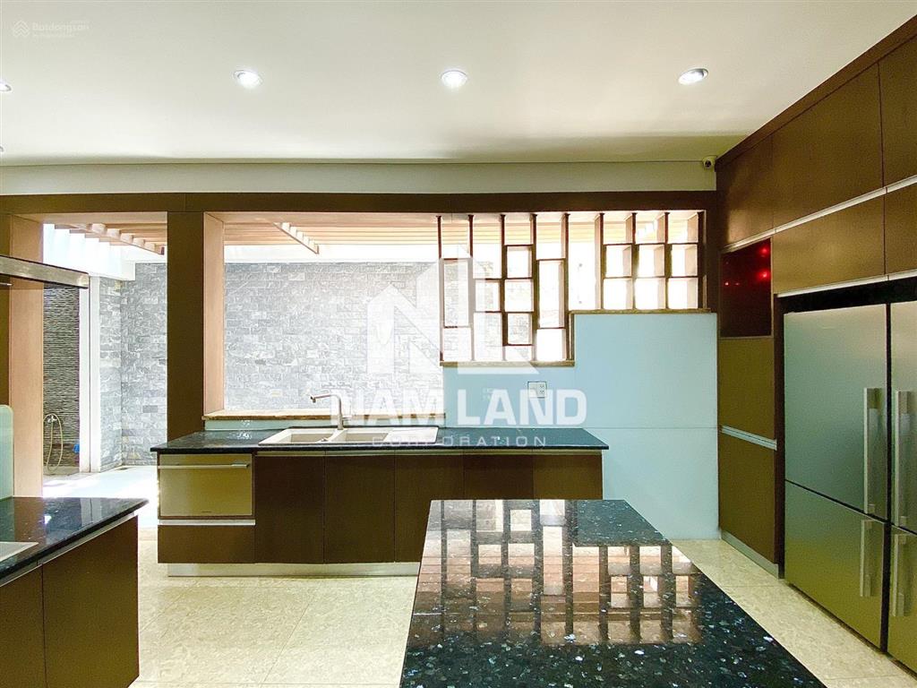 Cho thuê biệt thự 300m2, trệt 2 lầu, 5pn, 5wc, sân vườn, garage ô tô, giá 50 triệu