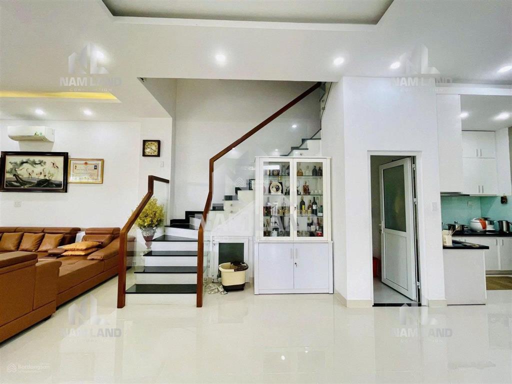 Nhà mới cho thuê trệt 2 lầu,sân hông ô tô,full nội thất,đường lớn,giá 23 triệu