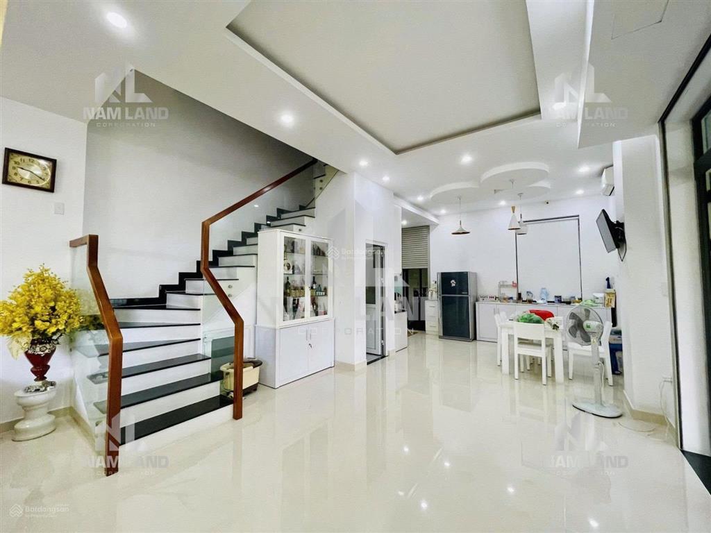 Nhà mới cho thuê trệt 2 lầu,sân hông ô tô,full nội thất,đường lớn,giá 23 triệu