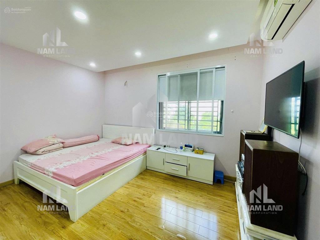 Nhà mới cho thuê trệt 2 lầu,sân hông ô tô,full nội thất,đường lớn,giá 23 triệu