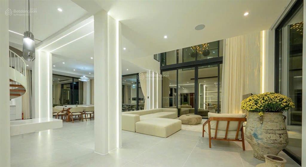 Tôi cần cho thuê ngay biệt thự mặt sông one river villa full nội thất 4pn, có hồ bơi 130tr/tháng