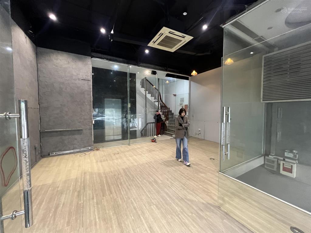 Cho thuê nhà mặt phố văn miếu , diện tích 130m2 x 3 tầng, mặt tiền 6m thông sàn