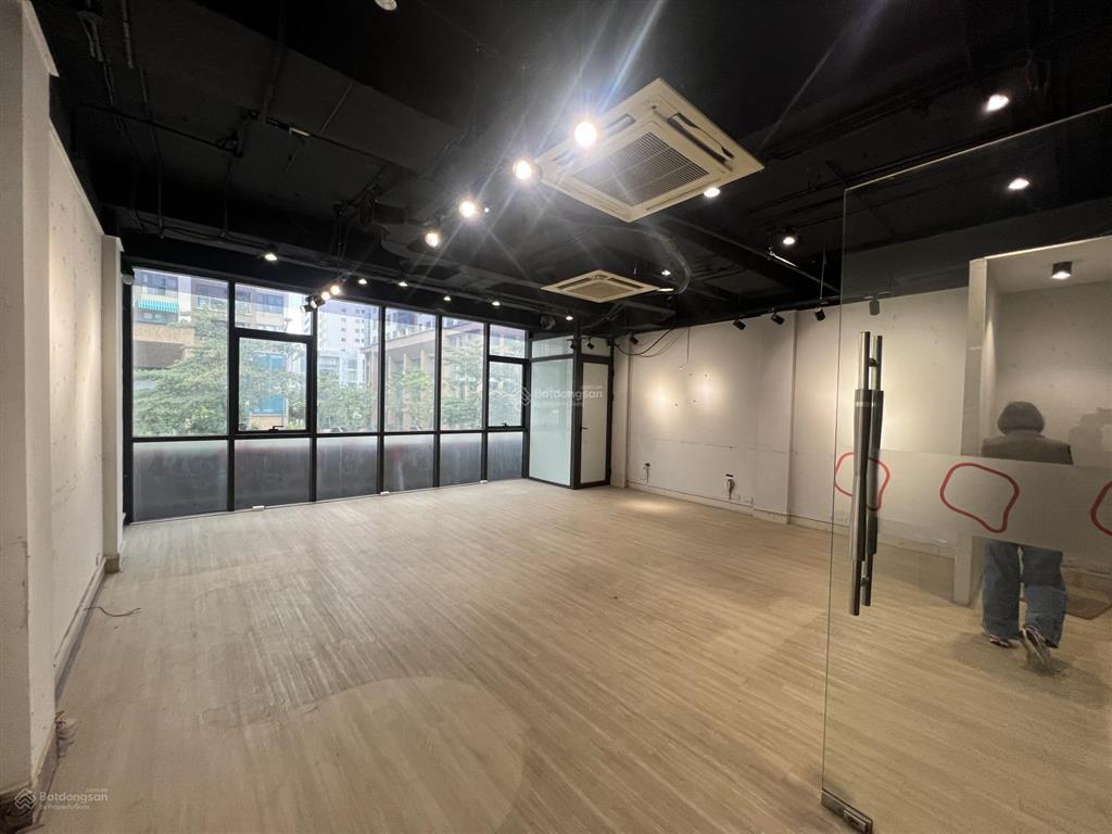 Cho thuê nhà mặt phố văn miếu , diện tích 130m2 x 3 tầng, mặt tiền 6m thông sàn