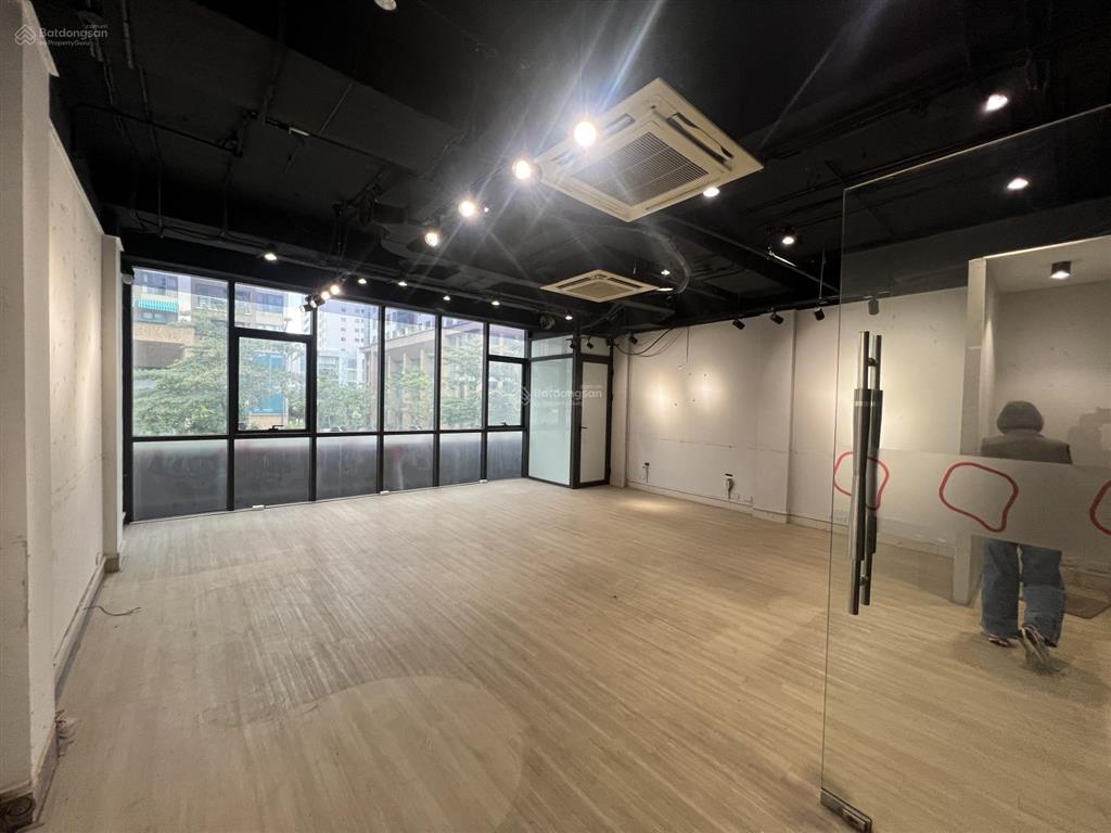 Cho thuê nhà mặt phố nguyễn trãi ngay ngã 4 giao thông thuận tiện,diện tích 100m2 x 6 tầng, mt 6,5m