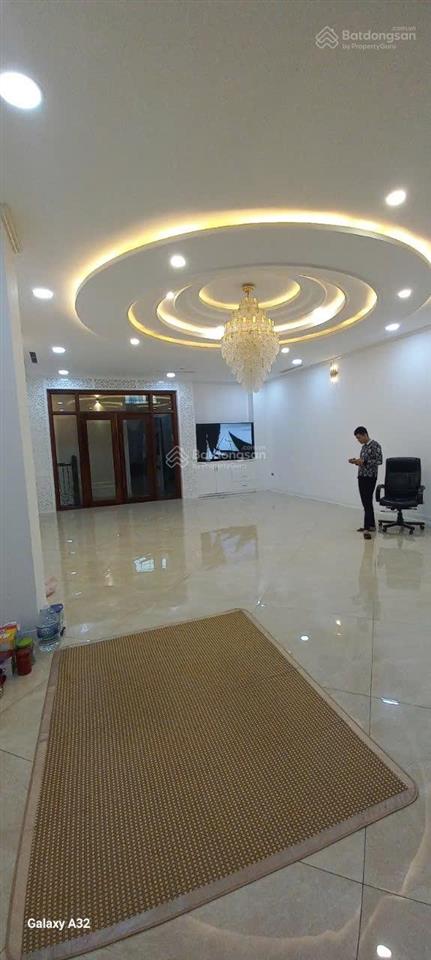 Cho thuê toà nhà phố nguyễn văn huyên cầu giấy, diện tích 130m2 x 6 tầng sạch đẹp, mặt tiền 10m