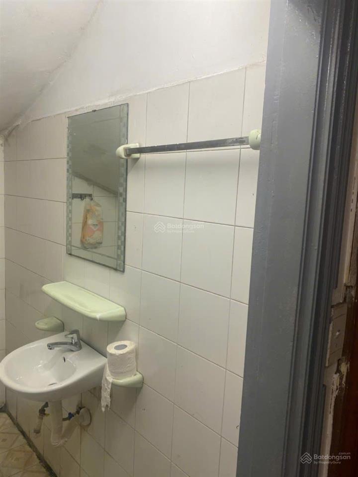 Cho thuê nhà 3 tầng. có 4 phòng ngủ ngõ 49 ngọc hồi, hoàng mai, hà nội, gần bến xe nước ngầm