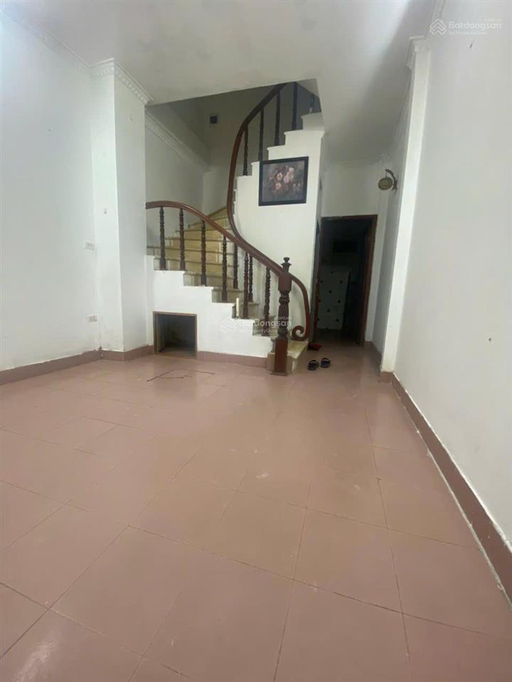 Cho thuê nhà 3 tầng. có 4 phòng ngủ ngõ 49 ngọc hồi, hoàng mai, hà nội, gần bến xe nước ngầm