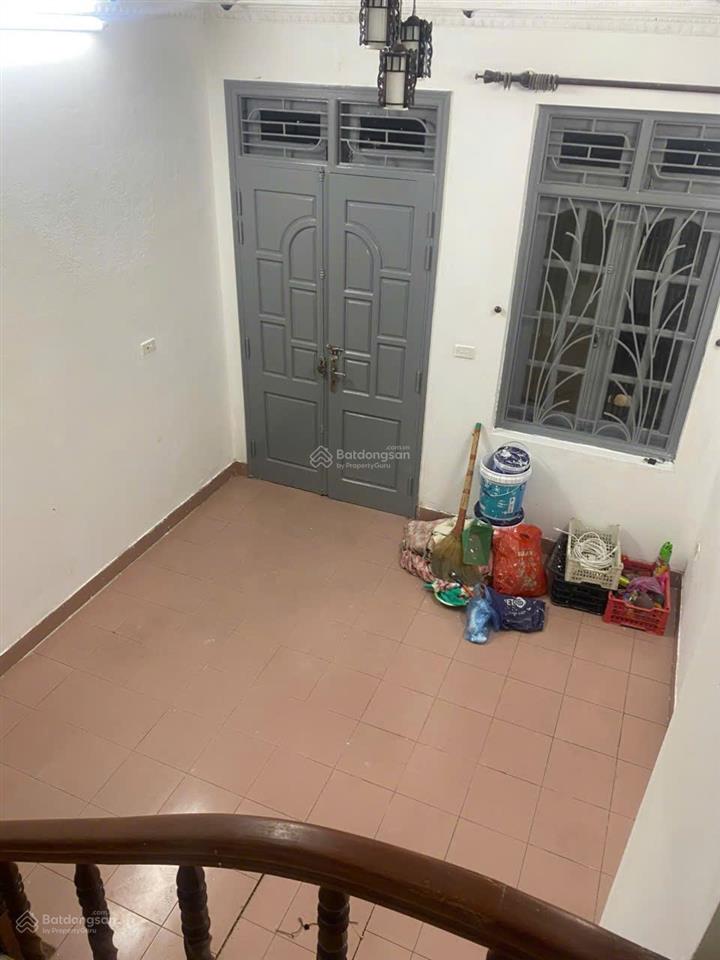 Cho thuê nhà 3 tầng. có 4 phòng ngủ ngõ 49 ngọc hồi, hoàng mai, hà nội, gần bến xe nước ngầm