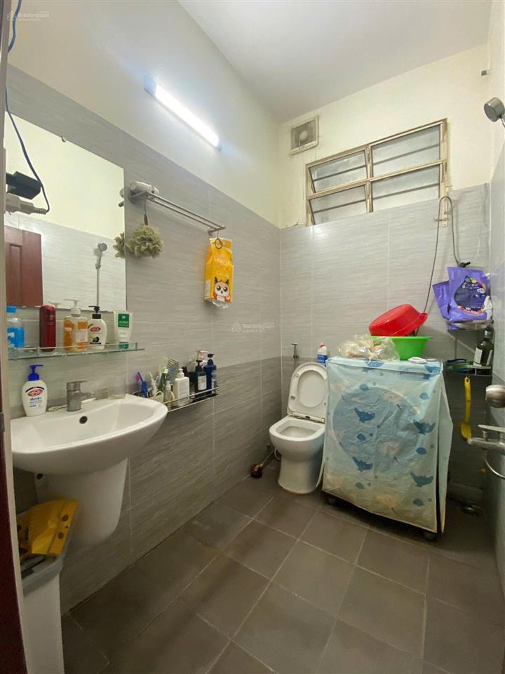 Cho thuê nguyên tầng 75m2 3pn 1wc ban công bự  đầy đủ nội thất bếp riêng ngay ngã tư phú nhuận