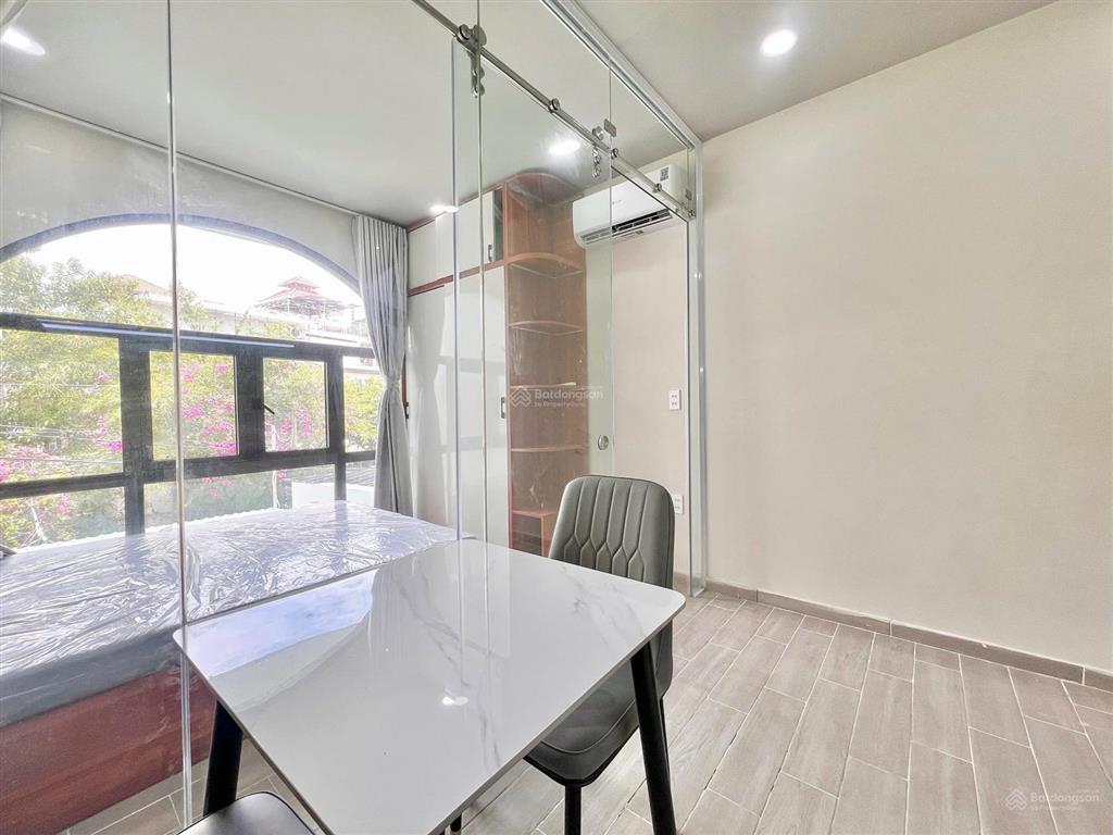 Căn hộ 1 phòng ngủ ngay cầu bông, cửa sổ + ban công full nội thất mới