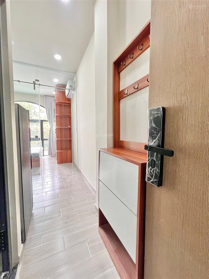 Căn hộ 1 phòng ngủ ngay cầu bông, cửa sổ + ban công full nội thất mới