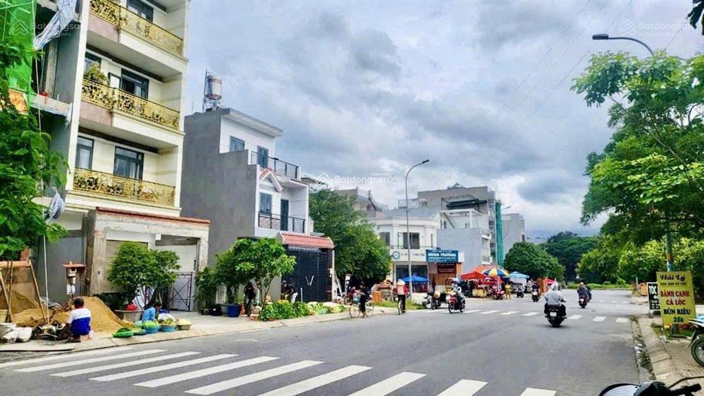 Bán đất tặng căn nhà cấp 4, 90m2,khu êm đềm , đường rộng 8m, cây xanh, vỉa hè, công viên, nhỉnh 6tỷ